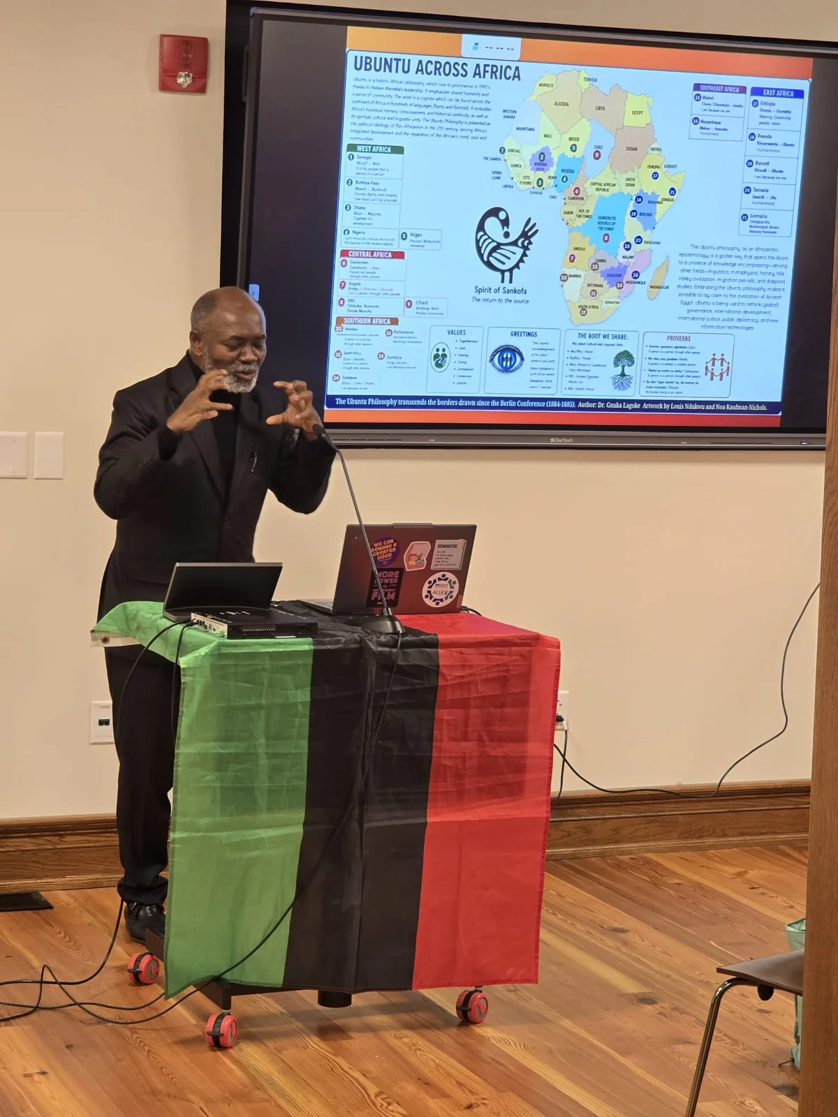 Le Dr Lagoke explique la carte de l’Ubuntu