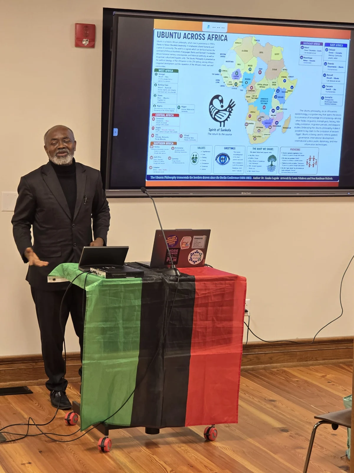 Le Dr Lagoke près de la carte de l’Ubuntu