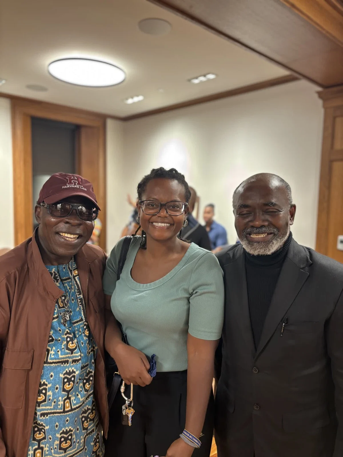 Le Dr Lagoke avec des participants sur le lieu de la rencontre