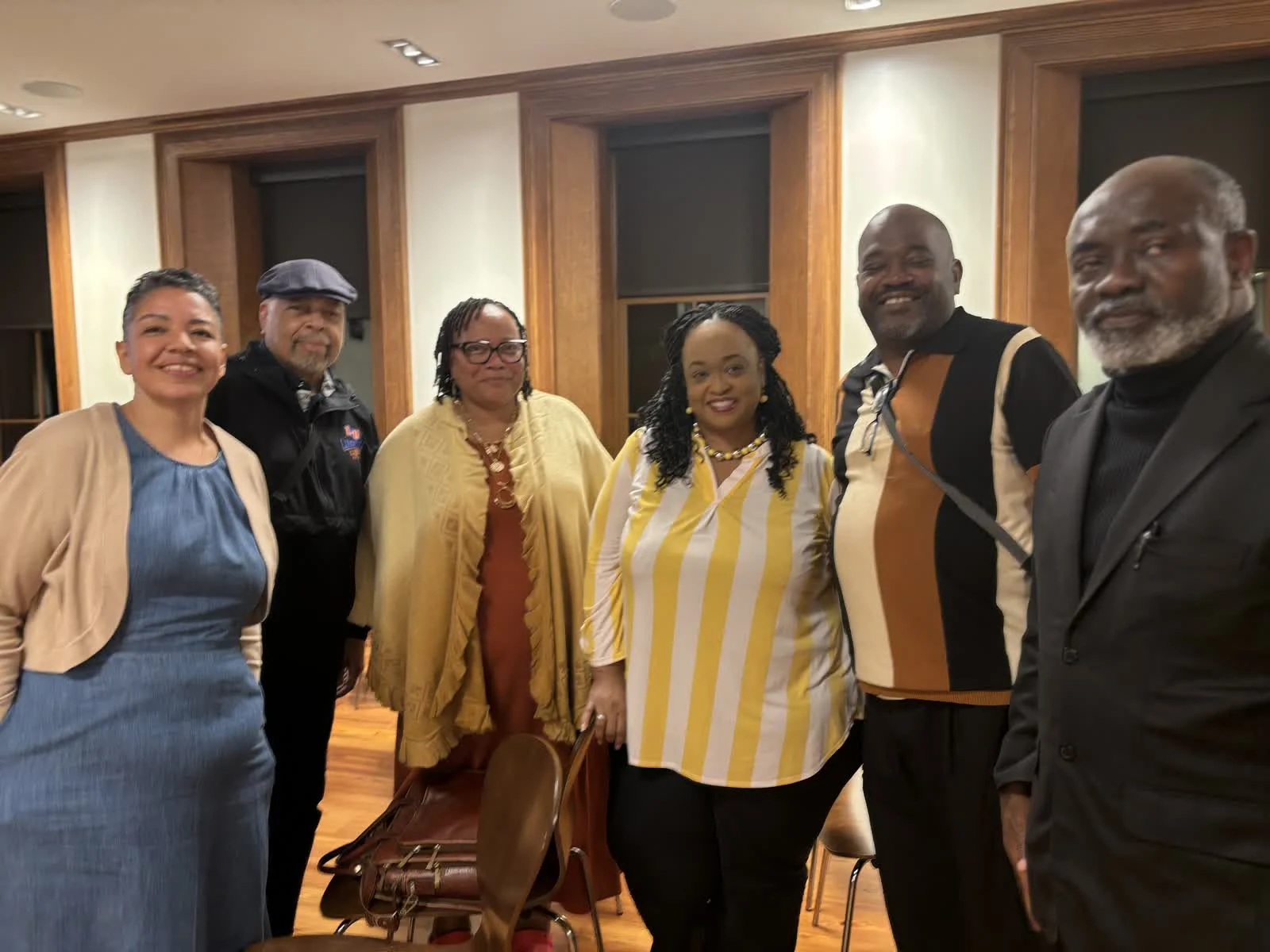 Le Dr Lagoke avec des participants ; de gauche à droite : le Dr Deas, le Dr Poe, Mme Poe, Mme Natacha Faison et le révérend Faison.