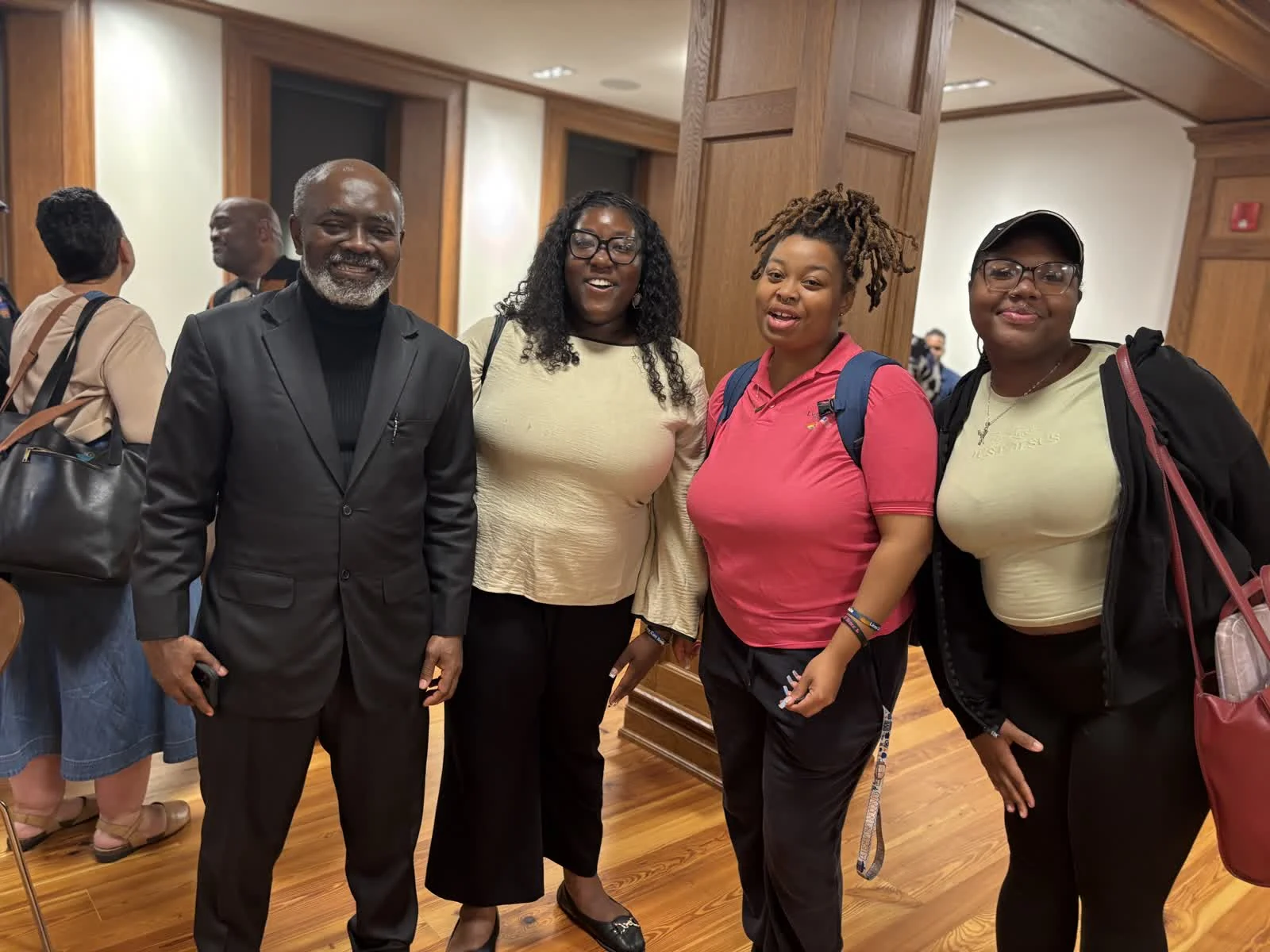 Le Dr Lagoke avec Ava Edwards, Simone Taylor et Dayana, étudiantes.