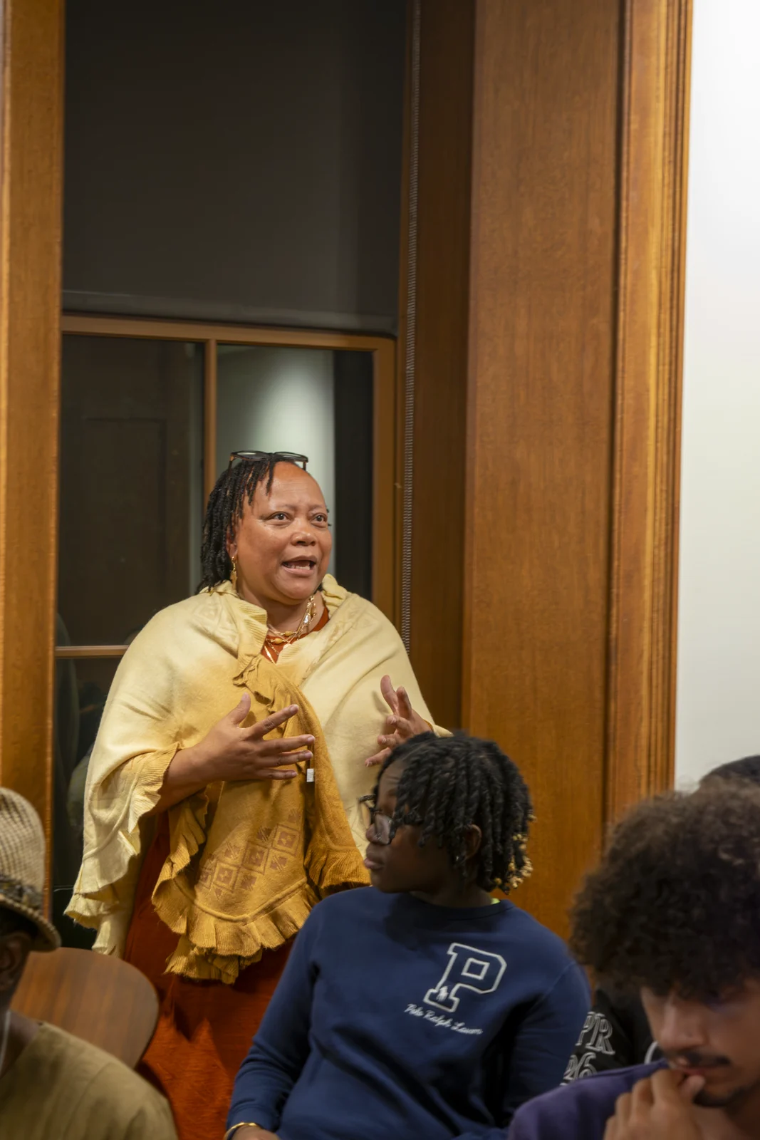 Mme Evelyn Poe, professeure d’études panafricaines, contribue à la discussion.