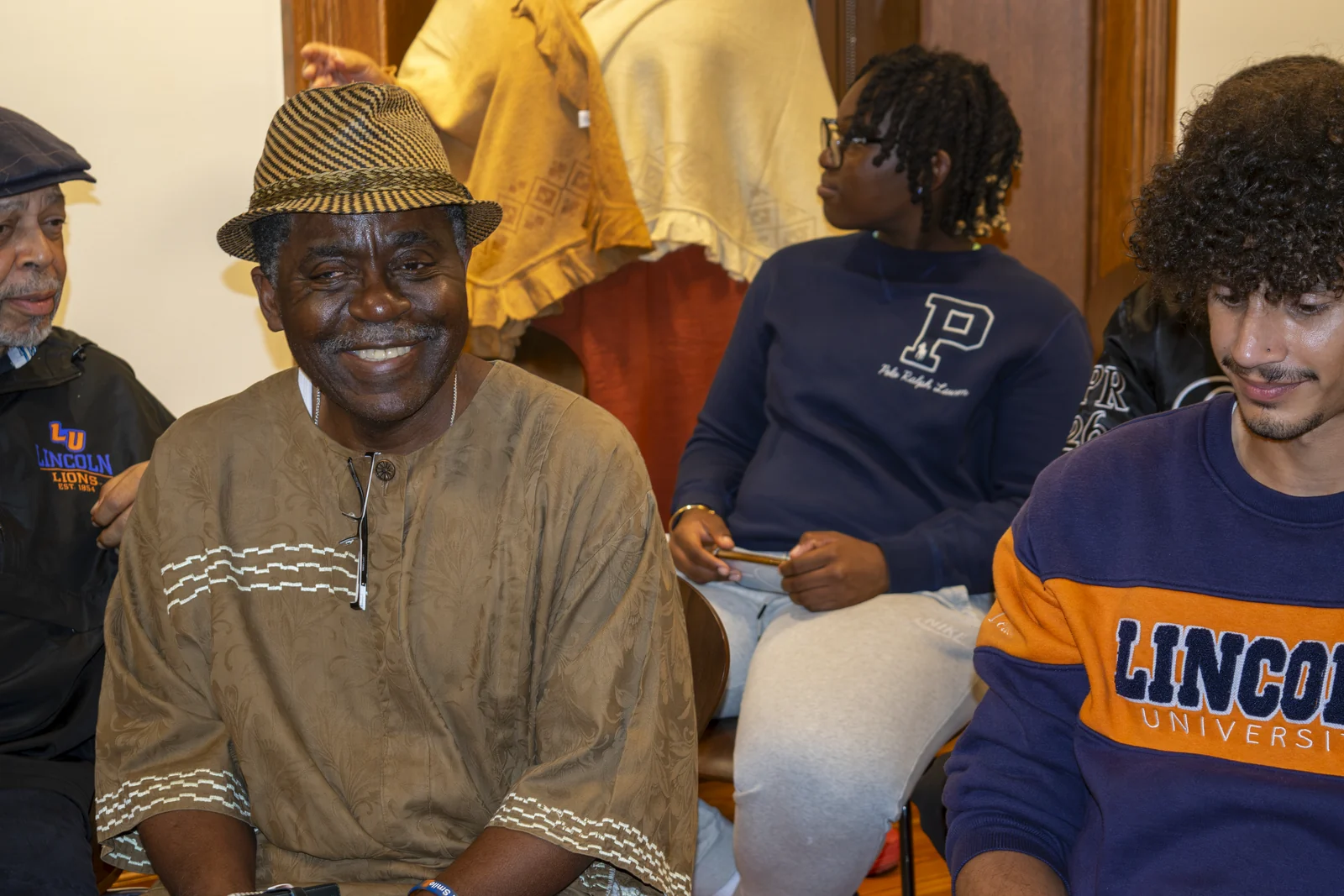 Participants à la rencontre du 21 septembre : le Dr Michael Ayewoh, portant un chapeau ; Adam Green, étudiant en anthropologie ; et Morgan Mathison, étudiante en études panafricaines, à l’arrière-plan.