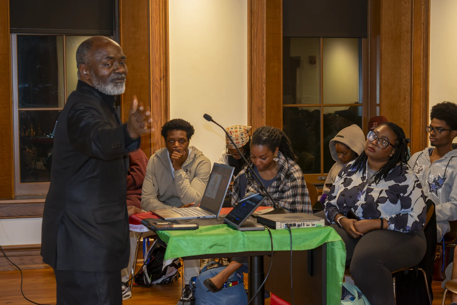 Le Dr Lagoke s’adresse aux participants