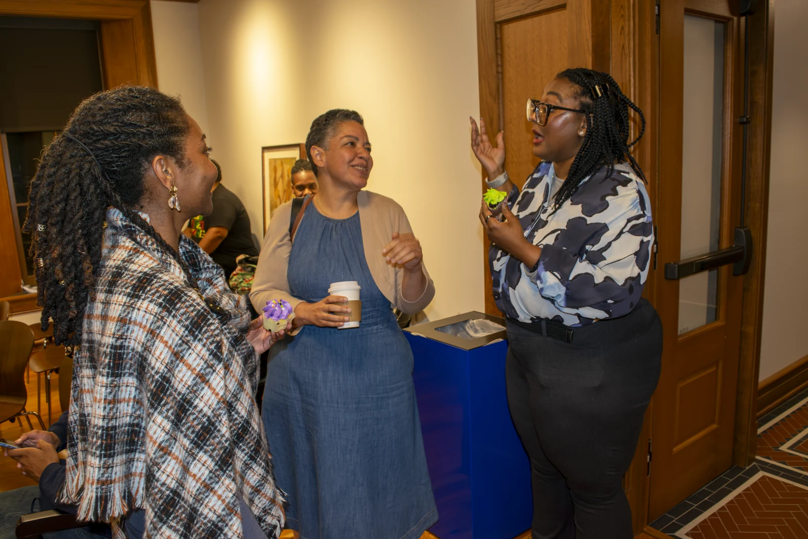 Le Dr Mahpiua Deas, responsable de l’administration académique et doyen du corps professoral à Lincoln University, entre la Dre Jacquetta Ayewoh et Dr. Tiffany R. Pennamon, professeures d’anglais.