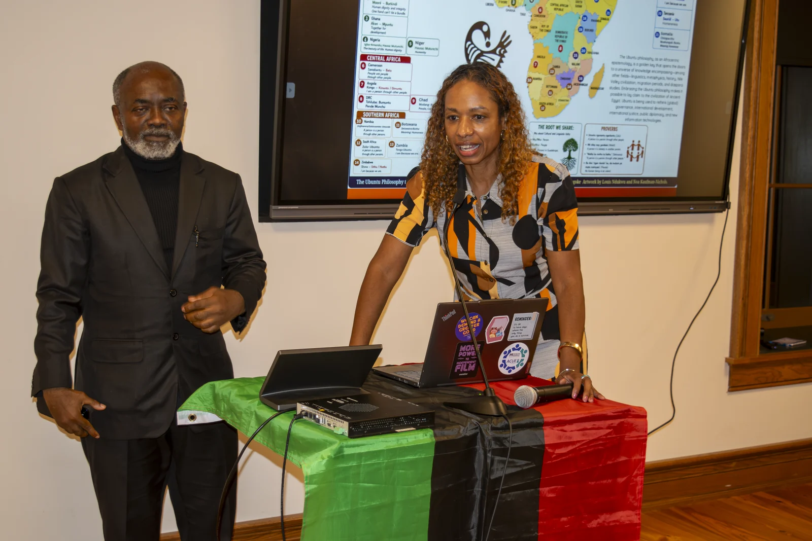 Le Dr Lagoke avec Dr. Larycia Hawkins, directrice de l’Ubuntu Center for Public History.