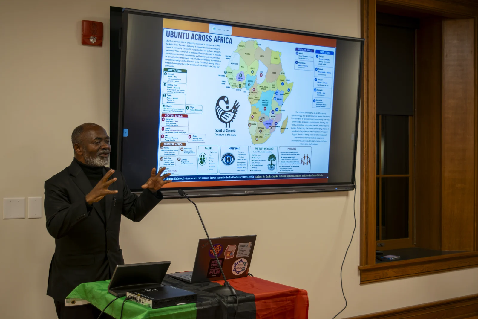 Le Dr Lagoke désigne la carte de l’Ubuntu