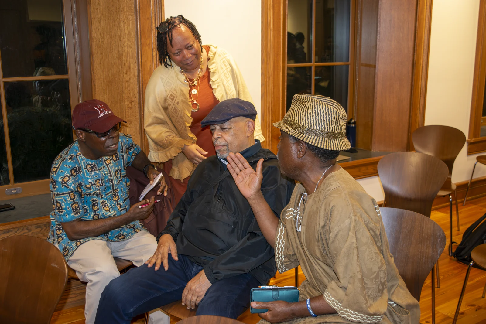 Autour de la table : le Dr Zizwe Poe, au centre ; le Dr Michael Ayewoh, à sa gauche ; le Dr Chieke Ihejirika, à sa droite ; et Mme Poe, debout.