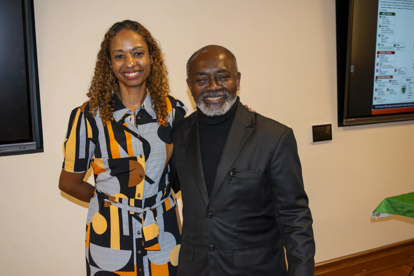Le Dr Lagoke avec Dr. Larycia Hawkins, directrice de l’Ubuntu Center for Public History et hôte de l’événement.