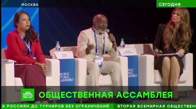 Le Dr Gnaka Lagoke prend la parole au micro lors d’une table ronde de l’Assemblée publique mondiale